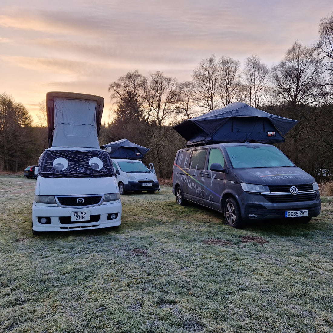 In a frost field 3 camper vans are parked 